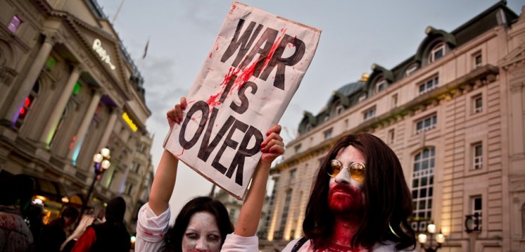 "War is over", czyli "Wojna skończona". Londyńskie zombie skandowały liczne tego typu hasła.