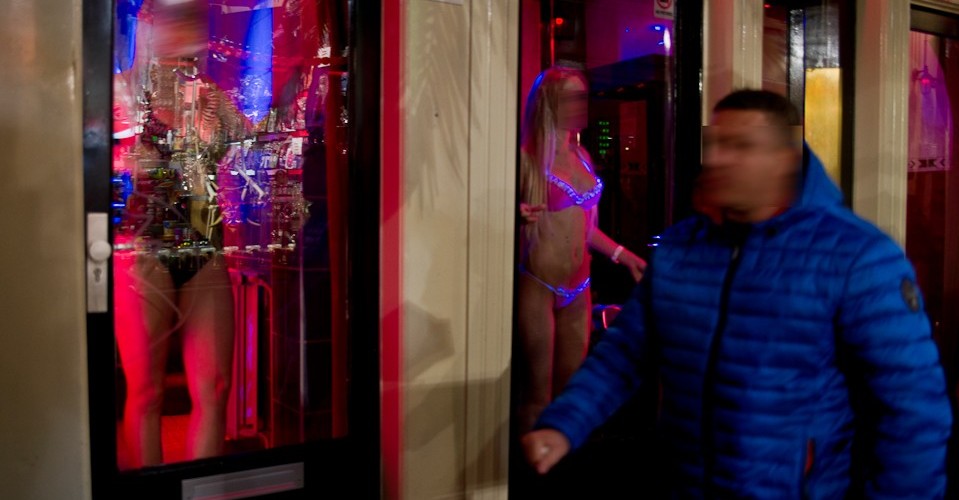 Dzielnica czerwonych latarni, czyli najbardziej kontrowersyjne miejsce Amsterdamu. W oknach stoją prostytutki, przybierając śmiałe pozy i zachęcając do skorzystania ze swojej oferty. Część z nich pracuje dobrowolnie. Część jest do tego zmuszana, o czym nie wiedzą ich rodziny. Z tego też powodu panuje zakaz robienia zdjęć. Jakiś czas temu w Amsterdamie została przeprowadzona kampania przeciwko handlowi żywym towarem. Bardzo mocny film można znaleźć na Youtube pt. "Girls going wild in red light district".